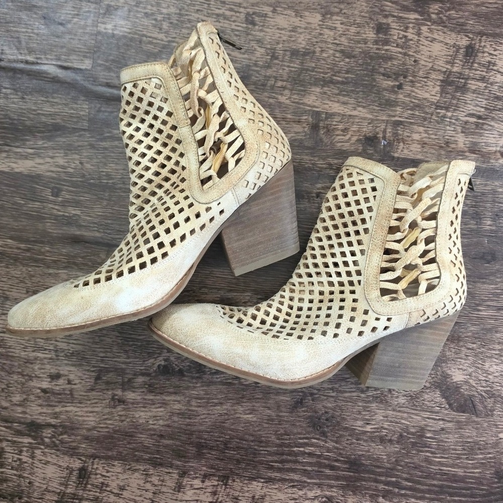 COCONUTS BY MATISSE Mosey Booties Womens 9.5 Cream Laser Cut Lattice Ankle Boots